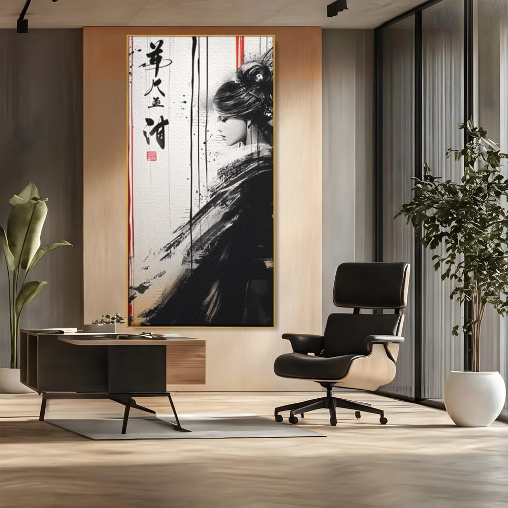 Tablou canvas cu tablou vertical cu gheisa in tus, in rama de aluminiu auriu, pe perete intr-un birou